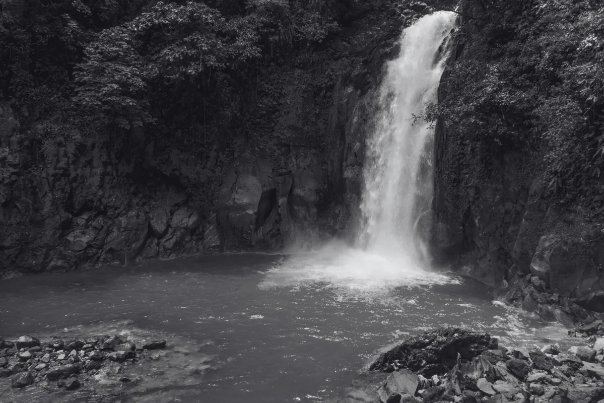 Costa Rican waterfall from the Qué Buen Lugar travel platform case